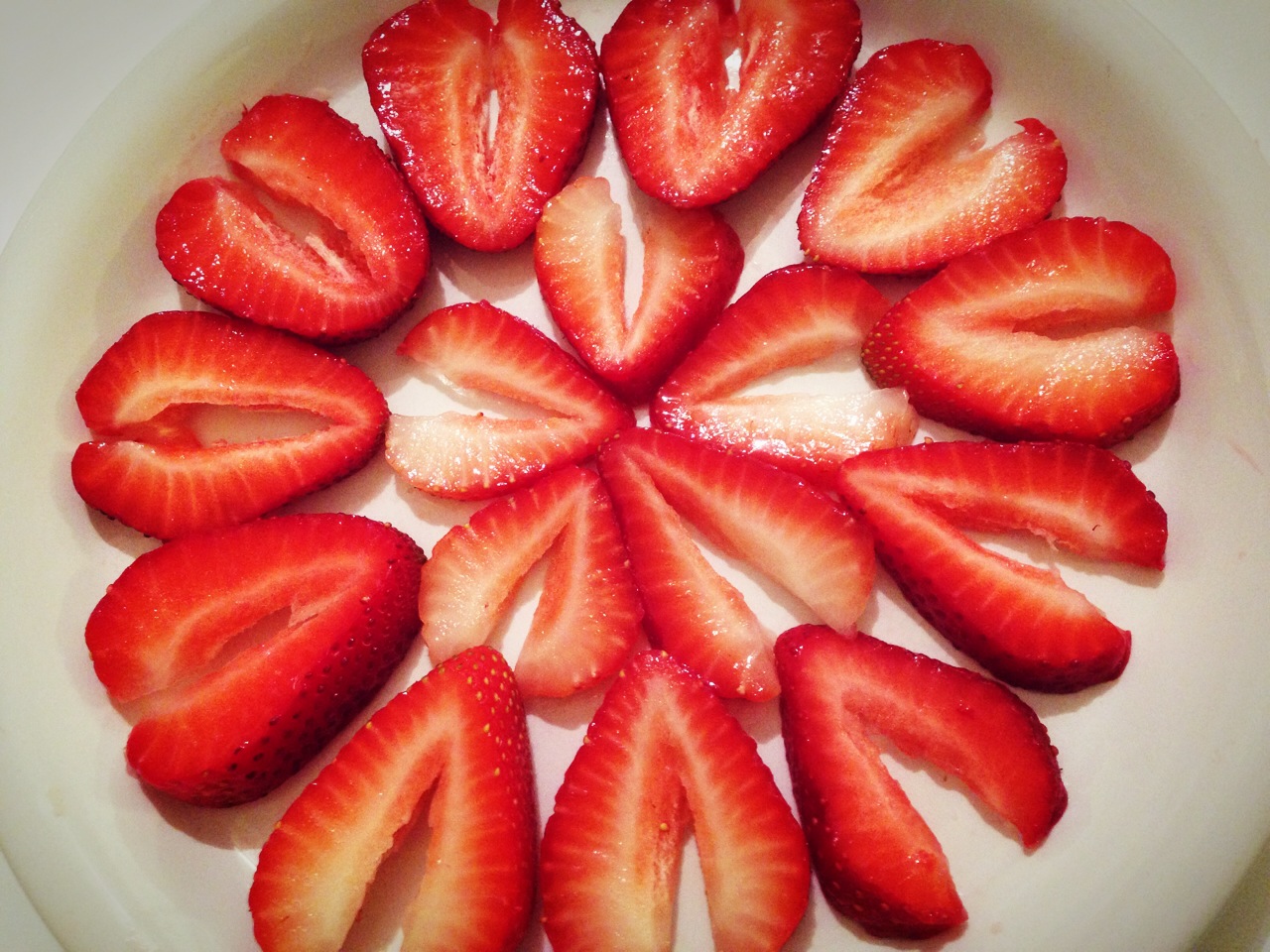 时一定都会想拿个食材来装饰一下,而草莓就是常常出现的装饰品之一!