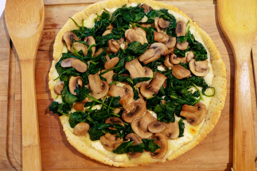 超簡單的菠菜蘑菇披薩用住鐵鍋來烤，披薩餅皮都會變得格外香脆，好吃又有成就感！