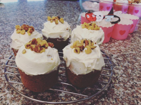 肉桂核桃紅蘿蔔杯子蛋糕（無奶油和鮮奶油）