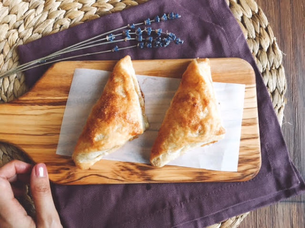 甜點。肉桂蘋果葡萄乾酥派 Cinnamon Apple Turnover