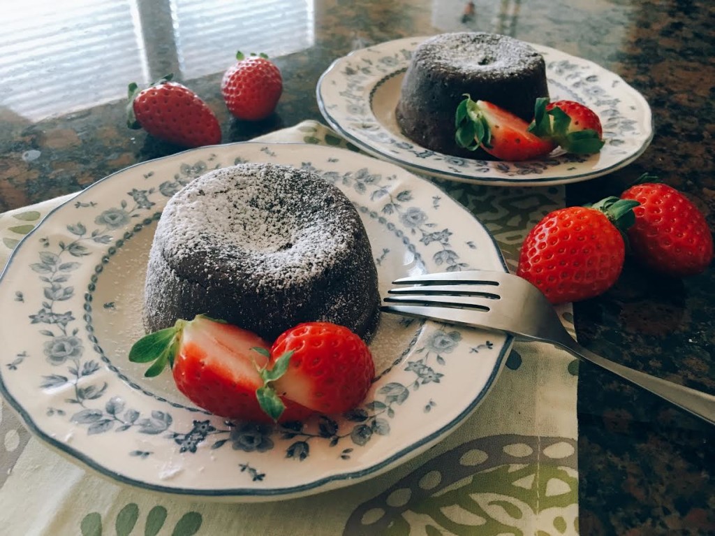甜點。草莓熔岩巧克力蛋糕 Molted Chocolate Cake