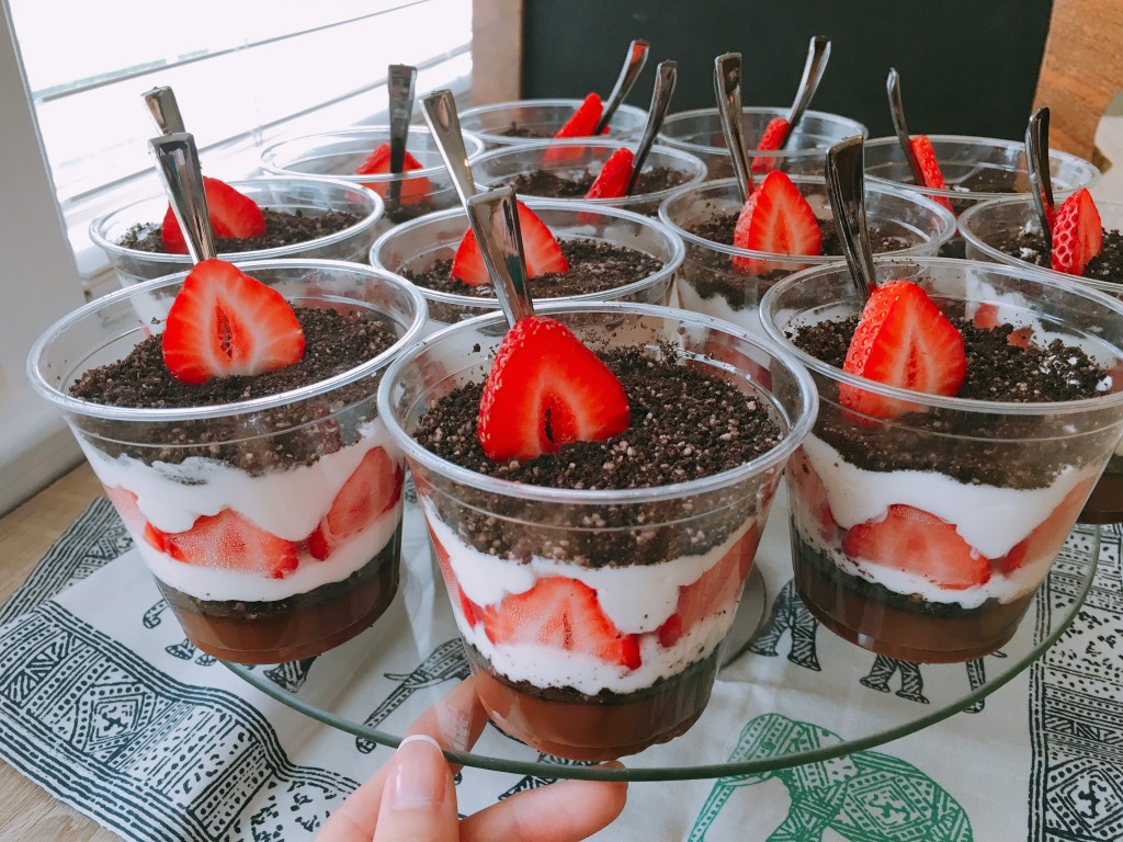 甜點。草莓黑巧克力慕斯Strawberry Chocolate Mousse