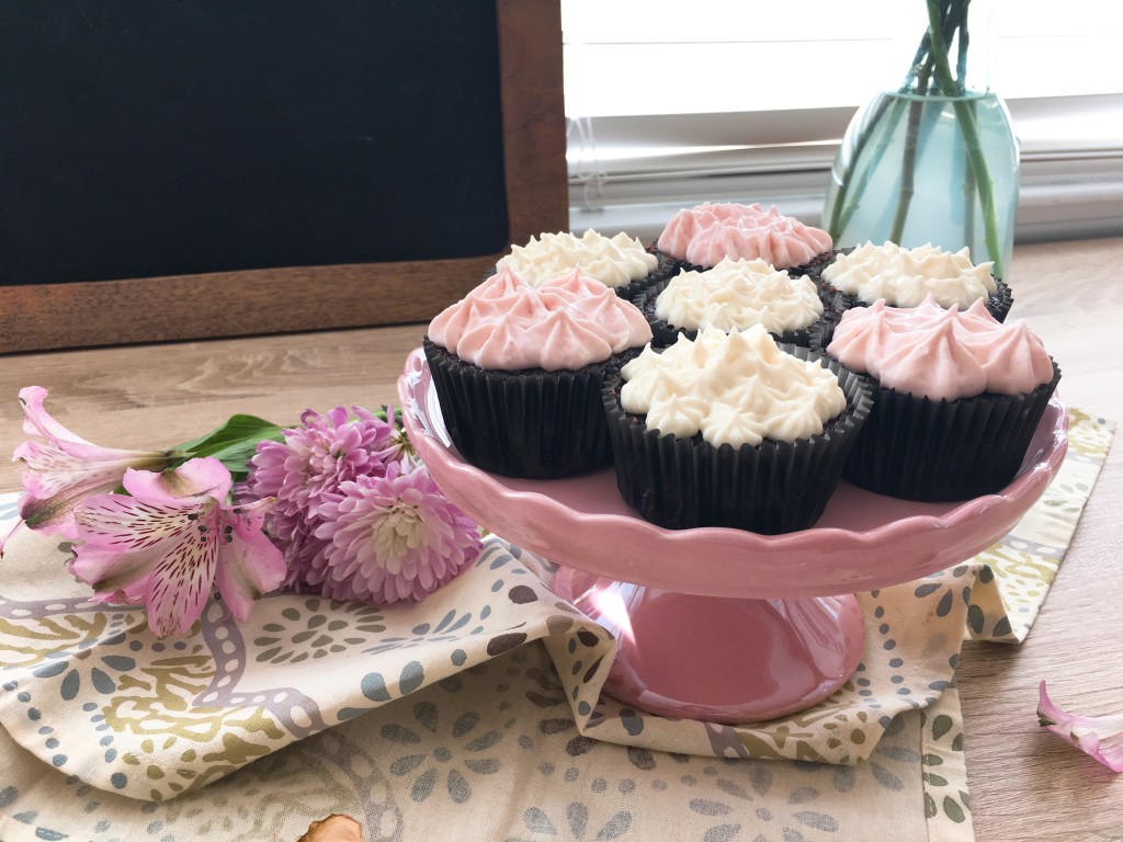 甜點。經典黑巧克力杯子蛋糕 Chocolate Cupcakes